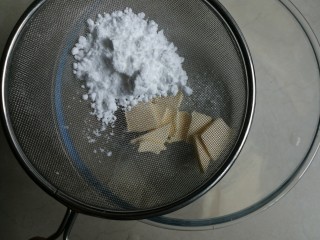 黄油小饼干,糖粉放置时间久了，易结块，所以先过筛