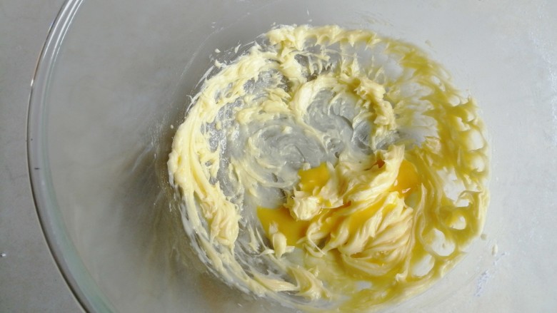 黄油小饼干,每加入一次用电动打蛋器搅打均匀，再加入下一次