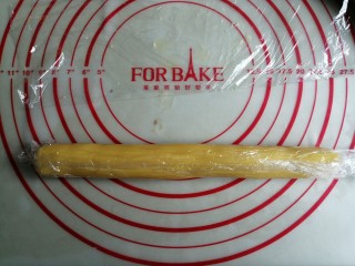 黄油小饼干,把黄油面团倒入保鲜膜里，整理成圆柱形，放入冰箱冷冻30分钟