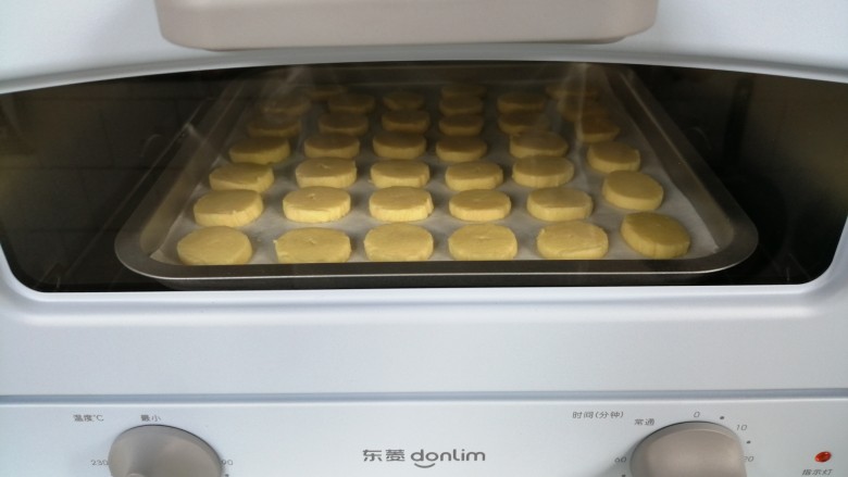 黄油小饼干,放入已经预热到150度的东菱小烤箱