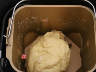 牛奶面包,面包机接通电源，遮上盖子，启动和面模式30分钟，和面的中途约15分钟左右，将切块的黄油丢进面包桶内，继续和面至程序结束。