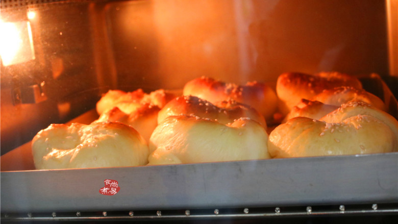 牛奶面包,放进预热好的烤箱中层，以180度，上下火烘烤15-18分钟即可。