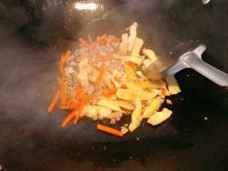 炒粿条,炒均匀。加入蒜碎 。
