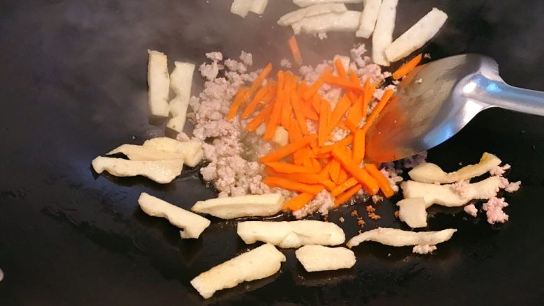炒粿条,加入胡萝卜。