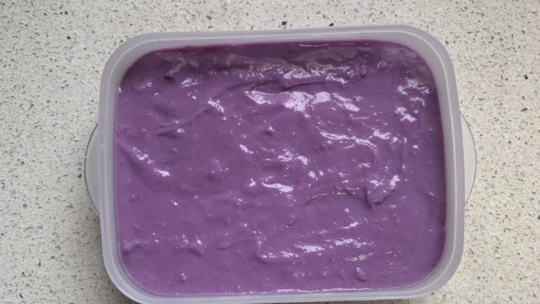 紫薯牛奶小方,这是失败的紫薯糊，还不够浓稠，太稀一晚上都不凝固😂