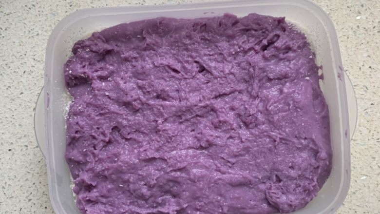 紫薯牛奶小方,紫薯糊倒入、冷藏至完全凝固