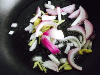 爆炒腰花,起油锅入姜丝和洋葱小火煸炒至香味