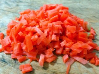 韭菜香菇胡萝卜炒鸡蛋,胡萝卜去皮洗净切成小块状