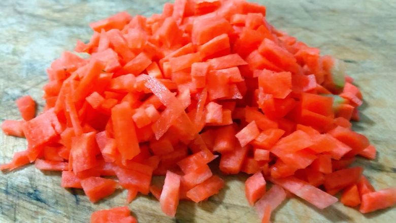 韭菜香菇胡萝卜炒鸡蛋,胡萝卜去皮洗净切成小块状