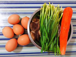 韭菜香菇胡萝卜炒鸡蛋,准备原材料鸡蛋、香菇、韭菜、胡萝卜备用