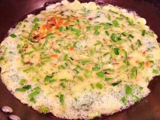 韭菜香菇胡萝卜炒鸡蛋,锅中倒入底油加热倒入搅拌好的时蔬蛋液