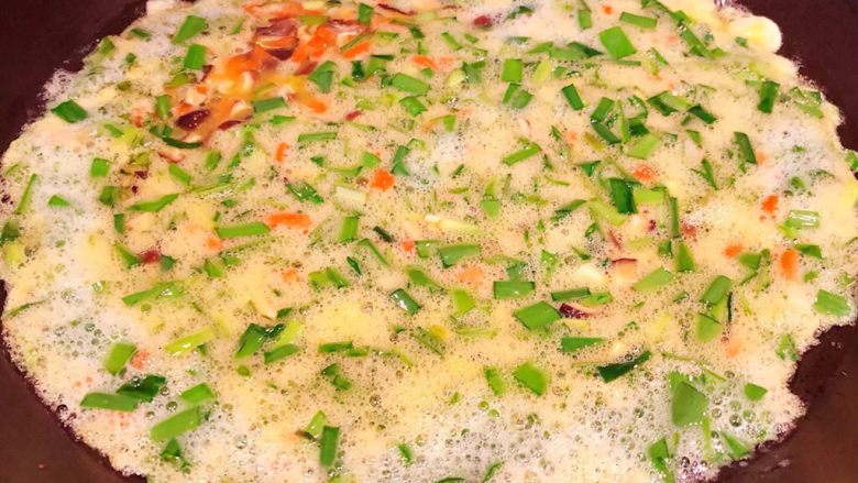韭菜香菇胡萝卜炒鸡蛋,锅中倒入底油加热倒入搅拌好的时蔬蛋液