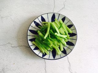 爆炒腰花,芹菜摘取叶子洗净切段