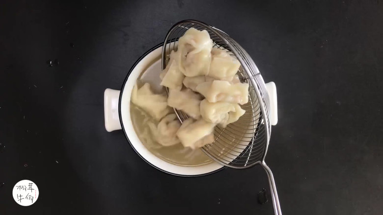 视频｜松茸鸡汤馄饨｜牛佤松茸食谱,另起锅，把清水煮开，放入云吞煮熟，盛入高汤中。