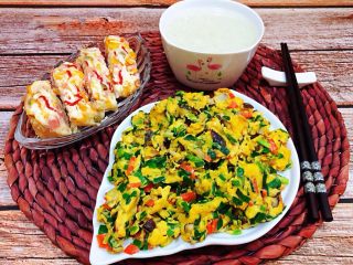 韭菜香菇胡萝卜炒鸡蛋,搭配一碗大米粥和甜品面包就是完美的早餐