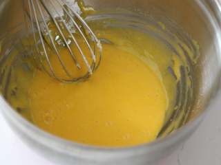 满满“一颗橙子”的香橙蛋糕卷,9. “Z”字形手法用蛋抽混匀至没有干粉就停止

