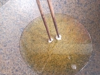 菠萝咕咾肉,油温升起来，用筷子插进去试试，筷子周围冒小泡就可以了