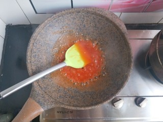 菠萝咕咾肉,调好的番茄汁倒进去，熬制粘稠