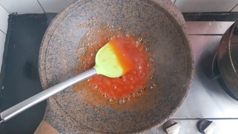 菠萝咕咾肉,调好的番茄汁倒进去，熬制粘稠
