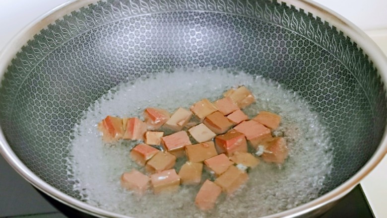 咖喱鸭血粉丝汤,鸭血块焯水: 水烧开后，下鸭血，大火煮2分钟，捞出沥干水分。