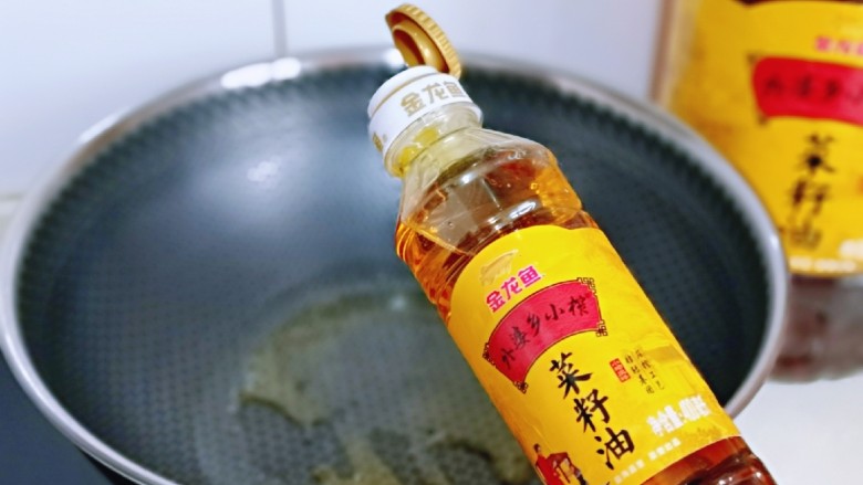 咖喱鸭血粉丝汤,起锅，加入菜籽油。