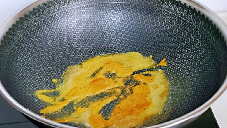 咖喱鸭血粉丝汤,小火将咖喱块炒化。