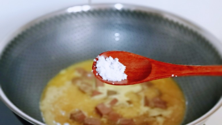 咖喱鸭血粉丝汤,按个人口味加入盐，大火烧开，转中小火煮5分钟。