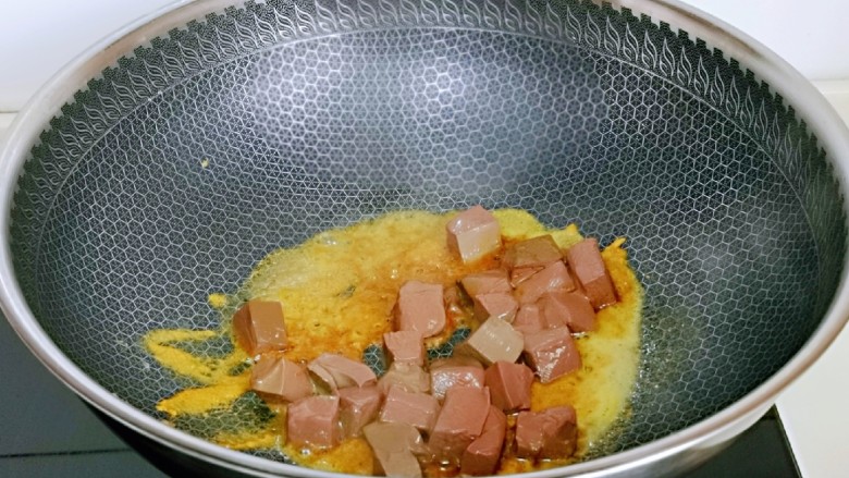 咖喱鸭血粉丝汤,加入焯过水的鸭血块。