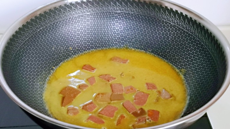 咖喱鸭血粉丝汤,加入纯净水。(水量根据自己需要)