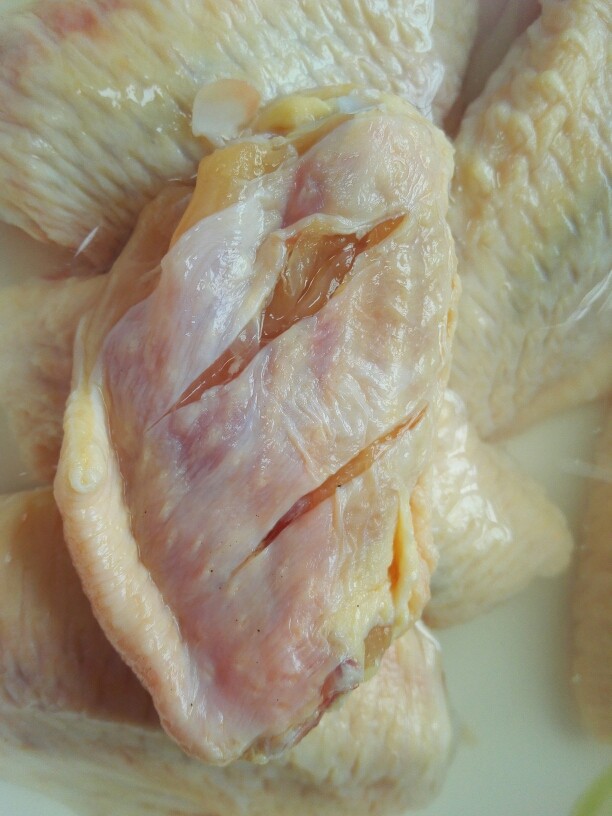 红烧鸡翅,在鸡翅背面划上两道，以便更入味