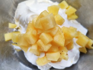 水果冰棍，每一口都吃得到果肉,取一半奶油加入菠萝丁混合均匀