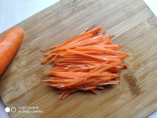 香干拌三丝,胡萝卜切成丝。