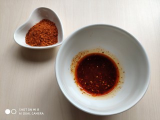 香干拌三丝,碗里放些辣椒粉，炒锅将油烧热，将烧热的油倒入辣椒粉中，自制辣椒油完成。