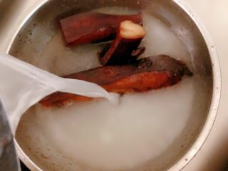 蒸腊肉,在腊肉盆里倒入淘米水