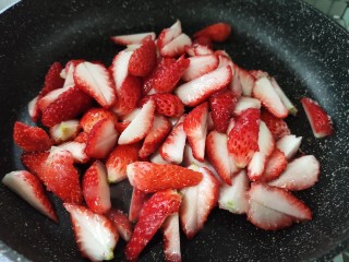自制草莓酱,锅中不用放油，腌制的水分一起倒入锅中