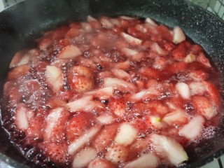 自制草莓酱,开始熬草莓酱，整个过程中也不需要加一滴水，不断搅拌