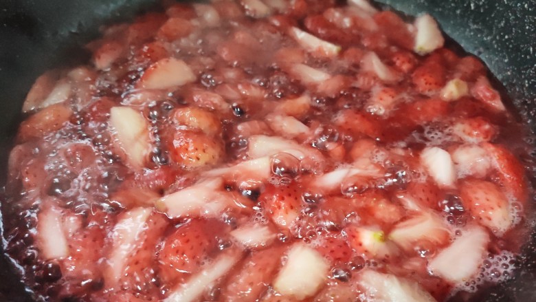 自制草莓酱,开始熬草莓酱，整个过程中也不需要加一滴水，不断搅拌