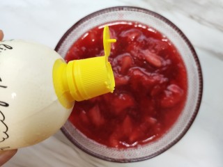 自制草莓酱,挤入柠檬汁，防止氧化