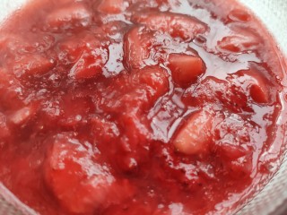 自制草莓酱,熬制粘稠后盛入碗中
