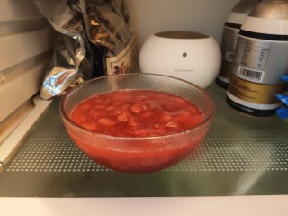 自制草莓酱,盖上保鲜膜放入冷藏中
