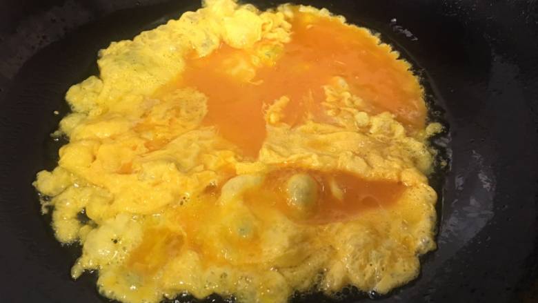 芦笋炒鸭蛋,锅里放入适量的油倒入蛋液