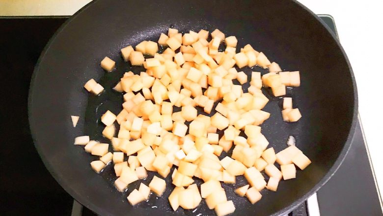 宝宝健康食谱  豉油肉末烧土豆,油烧热后加入土豆块
