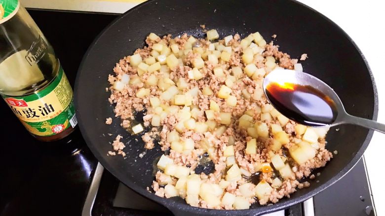 宝宝健康食谱  豉油肉末烧土豆,加入1勺豉油