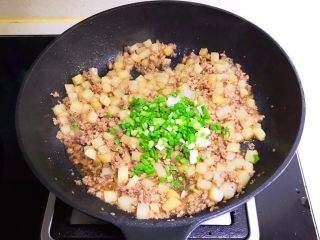 宝宝健康食谱  豉油肉末烧土豆,加入香葱末