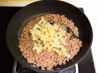 宝宝健康食谱  豉油肉末烧土豆,加入炒熟的土豆