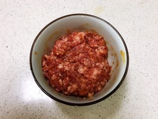 宝宝健康食谱  豉油肉末烧土豆,调匀后腌制入味5分钟