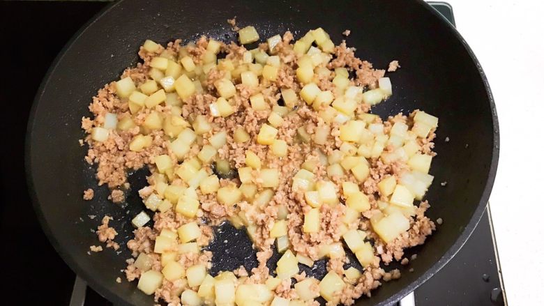 宝宝健康食谱  豉油肉末烧土豆,翻炒均匀