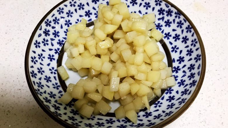宝宝健康食谱  豉油肉末烧土豆,把炒熟的土豆盛出来