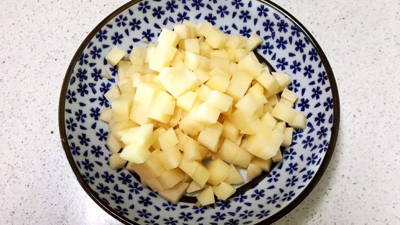 宝宝健康食谱  豉油肉末烧土豆,把土豆切成1㎝见方的小块