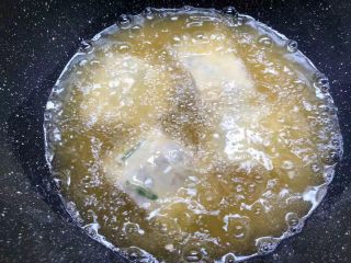 香酥带鱼,锅里放入500毫升油，烧至八成热，把带鱼放入炸至金黄色。
